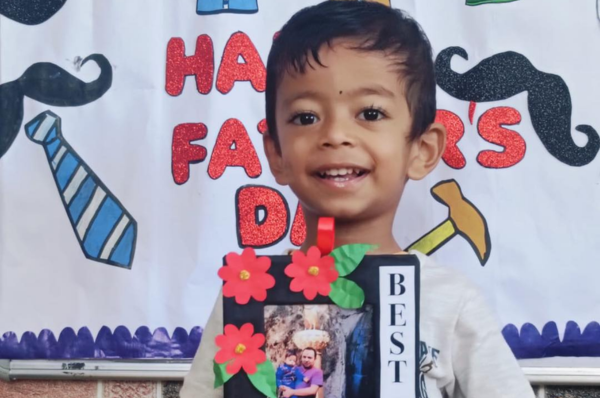 Nursery Kid Celebrate Their Super Dads with Creative Photo Frames